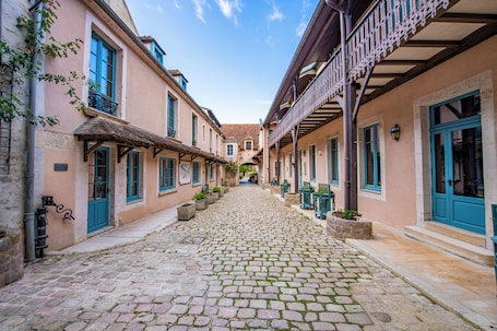 Terrace/patio. Hôtel de la Poste à Avallon, Bourgogne