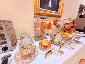 Daily buffet breakfast for a fee - Hôtel de la Poste à Avallon, Bourgogne (Avallon)