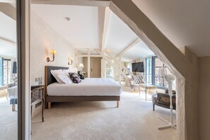 舒適雙人房 | 客房內保險箱、布置獨特、書桌、遮光布/窗簾