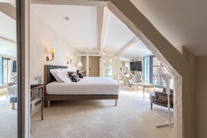 舒适双人房 | 客房内保险箱、特色家居、办公桌、遮光窗帘