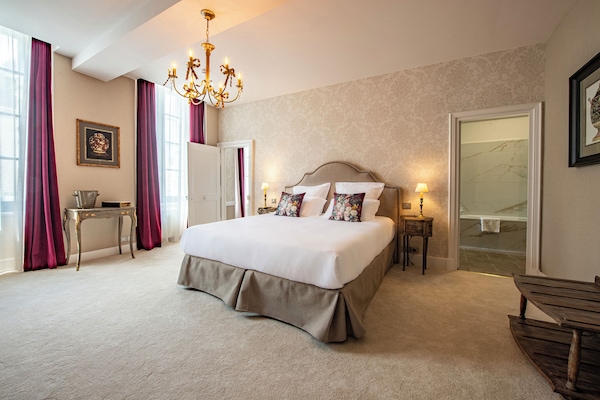 Basic Suite | In-room safe, individually furnished, desk, blackout drapes