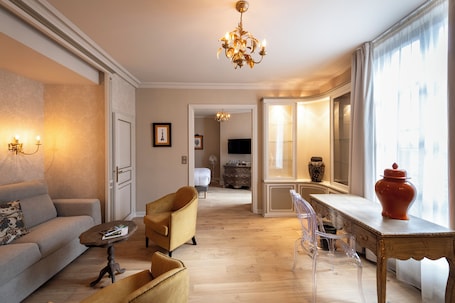 Basic Suite | In-room safe, individually furnished, desk, blackout drapes. Hôtel de la Poste à Avallon, Bourgogne
