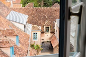 舒適平房 | 客房內��保險箱、布置獨特、書桌、遮光布/窗簾