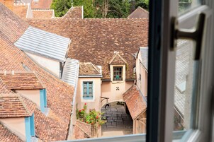 舒适村舍 | 客房内保险箱、特色家居、办公桌、遮光窗帘