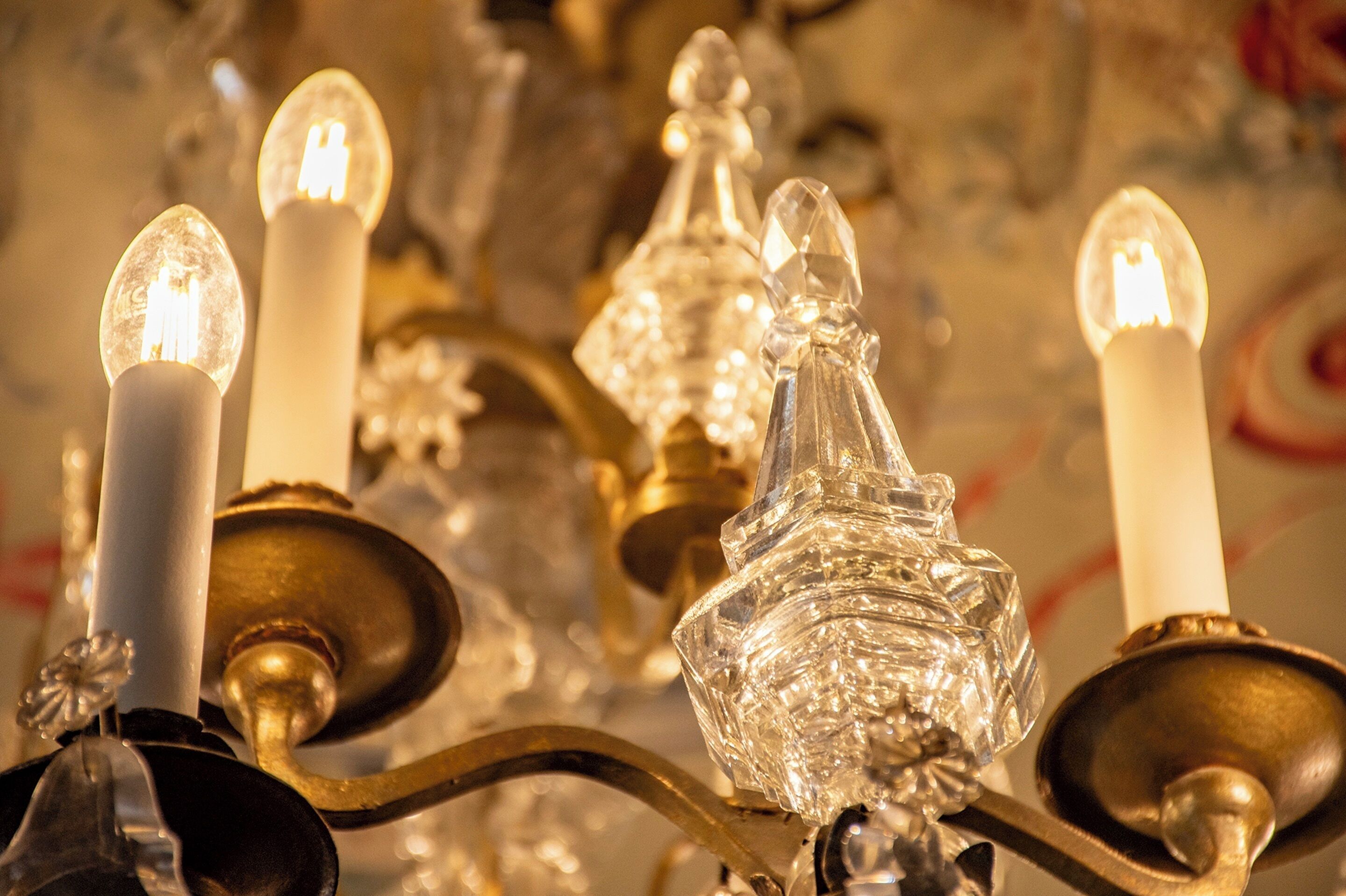 Un candelabro con adornos de cristal y velas.