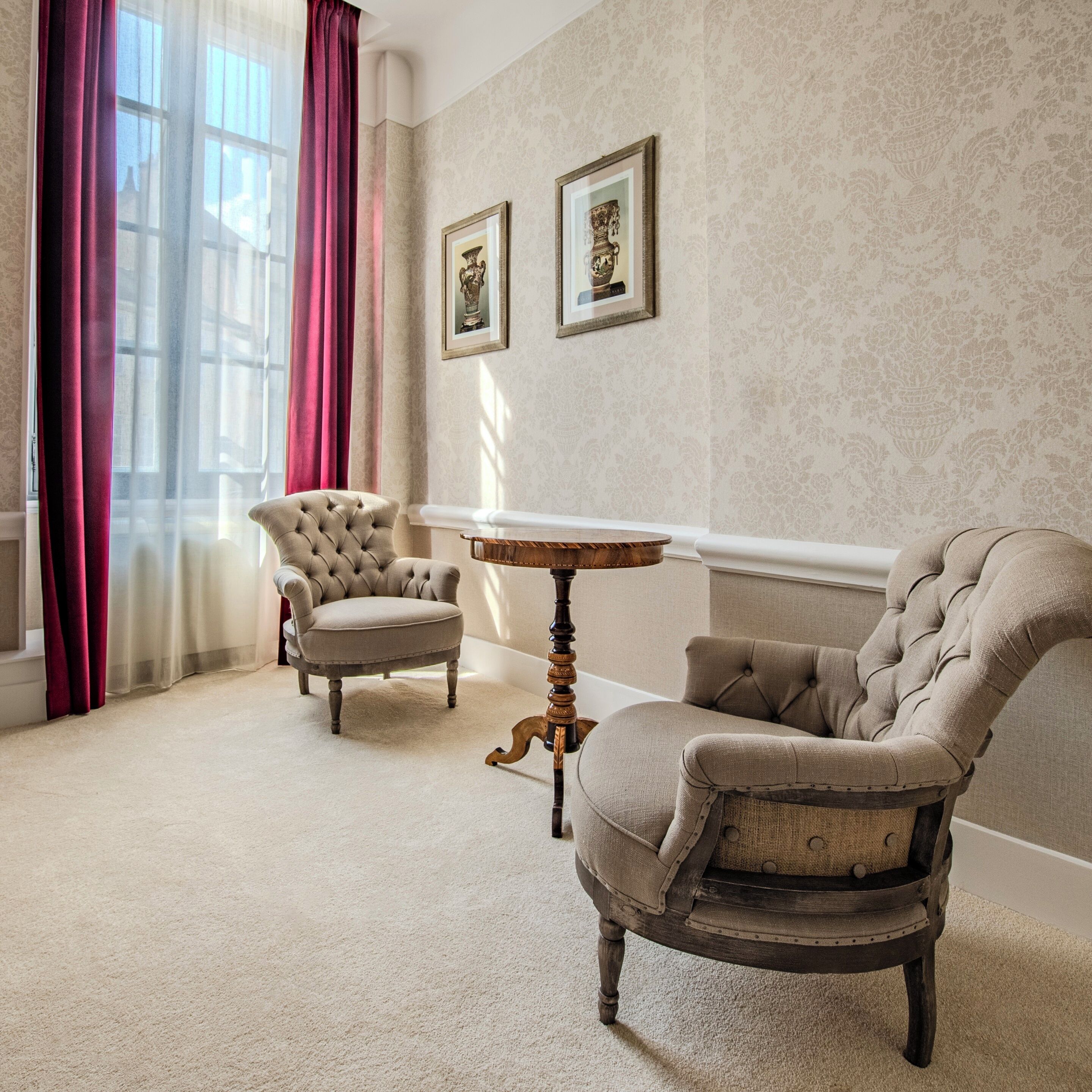 Basic Suite | Living area