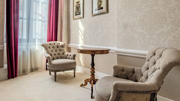 Basic Suite | Living area