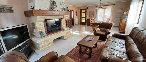 Una televisión, una chimenea