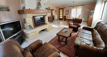Air-conditioned villa and private parking