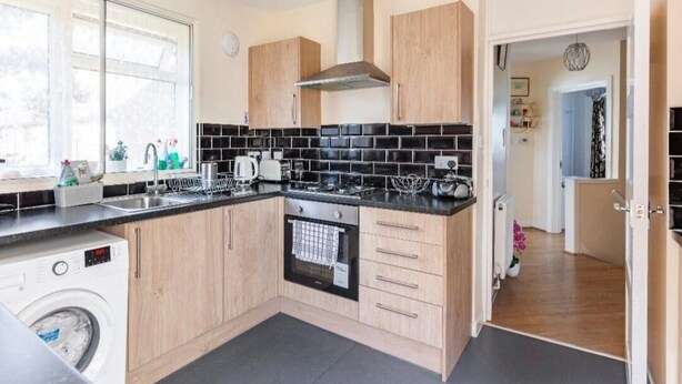 Apartment | Private kitchen - Inviting 2-bed Apartment in Hounslow (Hounslow)