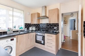 Apartment | Private kitchen | Fridge, microwave, oven, stovetop - Inviting 2-bed Apartment in Hounslow (Hounslow)