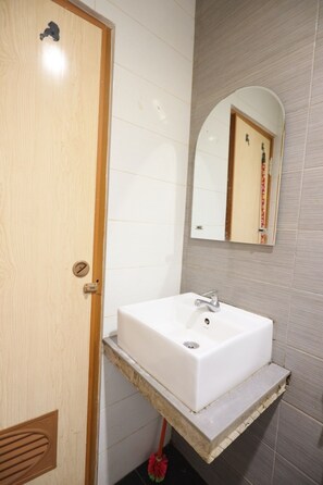 Kamar Double Deluks | Kamar mandi | Shower dan sabun