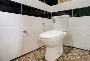 Deluxe tweepersoonskamer | Badkamer | Een douche, zeep