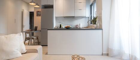 Refrigerador con congelador, horno, parrilla de estufa y lavavajillas