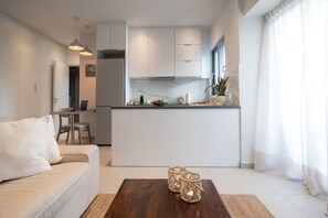 Full-sized fridge, oven, stovetop, dishwasher - Pagrati Urban Living  (Athens)