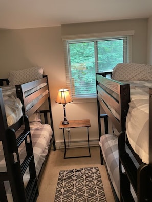 4 bedrooms, iron/ironing board, WiFi, bed sheets