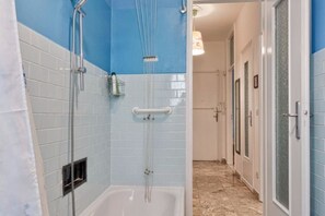 Haartrockner, Bidet, Handtücher, Seife