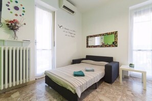 1 quarto, escrivaninha, ferros/tábuas de passar roupa, berço de viagem