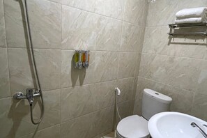 Un baño con ducha, inodoro y lavabo.