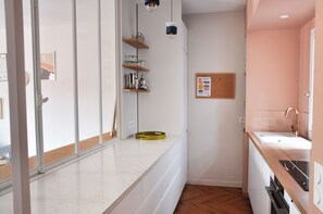 Réfrigérateur, un four, surface de cuisson, lave-vaisselle