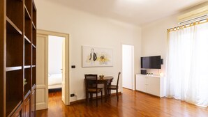 City Apartment | Living area | 40-inch Smart TV with digital channels - notaMi - Quattro Dimore - Centro Storico (Milan)