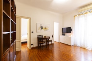 City-Apartment | Wohnbereich | 40-Zoll-Smart-TV mit Digitalempfang