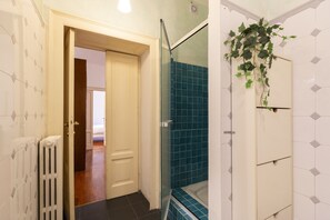 City-Apartment | Badezimmer | Dusche, Regendusche, kostenlose Toilettenartikel, Haartrockner