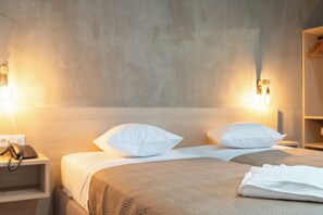 舒适双人房或双床房 | 客房内保险箱、笔记本电脑工作区、隔音、熨斗/熨板