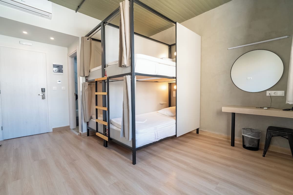 Caja de seguridad en la habitación y espacio para trabajar con laptop