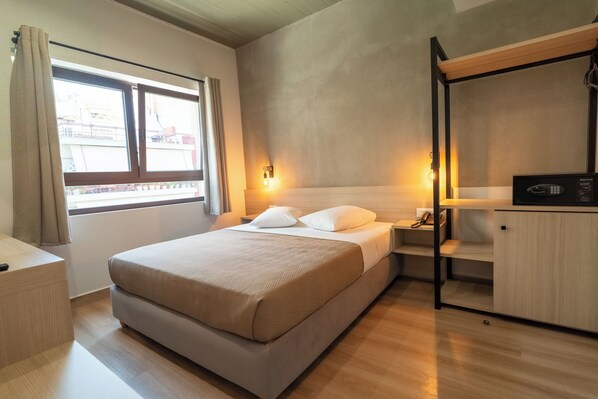 Comfort Double Room | In-room safe, laptop workspace, soundproofing, iron/ironing board - Athens Hawks Urban (Athens)