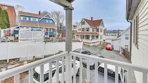 Un quartier résidentiel avec des maisons, une véranda et des voitures garées.