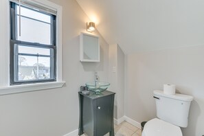 Bathtub - Pet-friendly Malden Apartment: 7 Mi to Boston! (Malden)