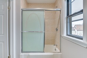 Bathtub - Pet-friendly Malden Apartment: 7 Mi to Boston! (Malden)