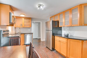 Apartment (2 Bedrooms) | Private kitchen | Microwave, oven, stovetop, dishwasher - Pet-friendly Malden Apartment: 7 Mi to Boston! (Malden)