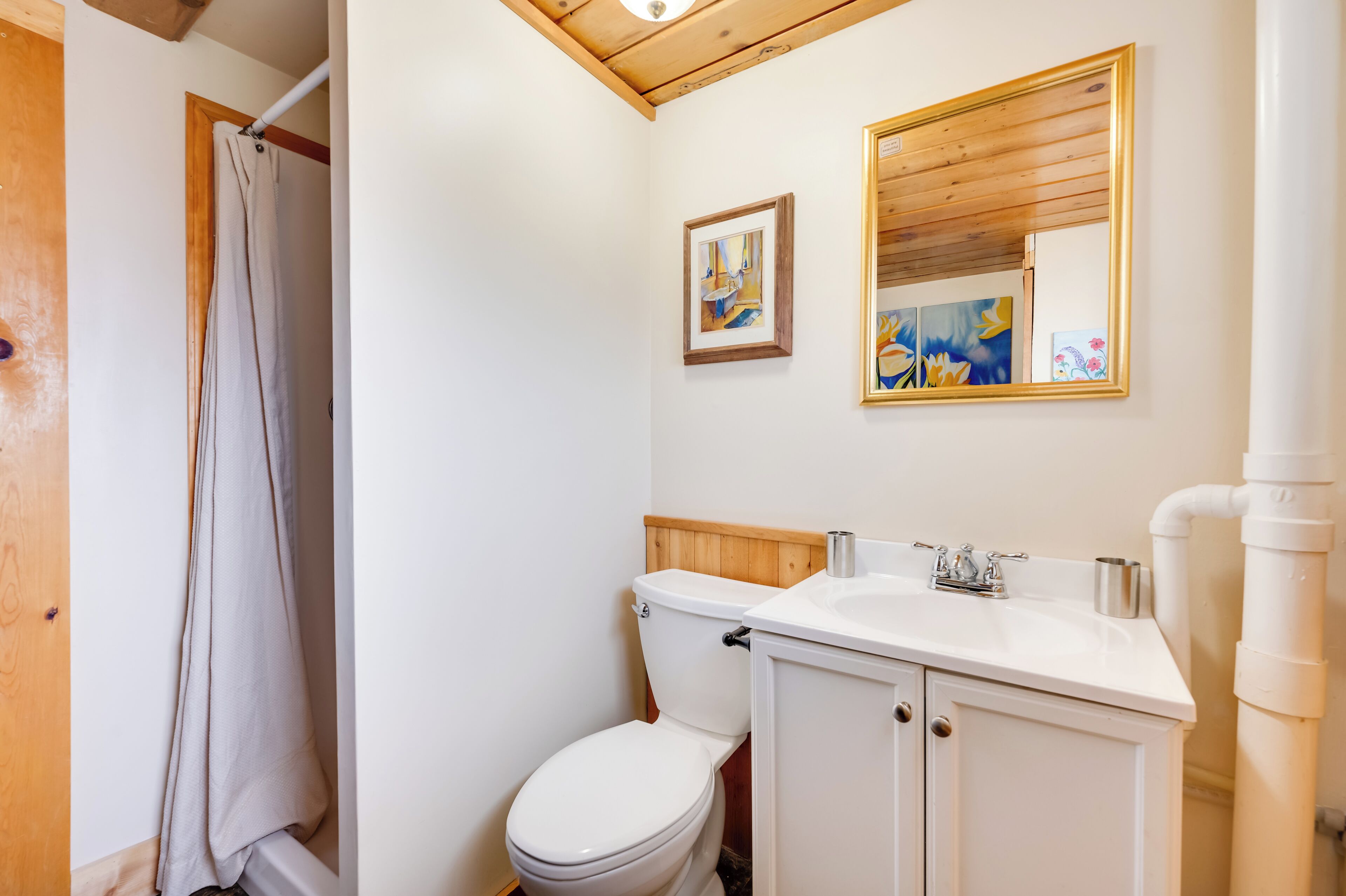 Ein Badezimmer mit Toilette, Waschbecken und Spiegel.