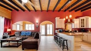 Un interior moderno con sala de estar, cocina y comedor.