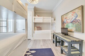 3 habitaciones, tabla de planchar con plancha y ropa de cama 