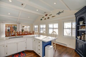 Interior - Cottage w/ Potomac River Views in Newburg! (Newburg)