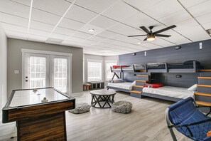 House (6 Bedrooms) | Interior