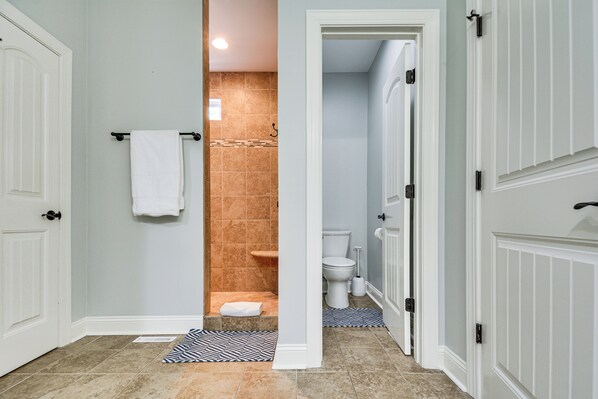 A bathroom with a shower, toilet, and sink. - Spacious Home w/ Fireplace - Near Pinehurst Golf! (Pinehurst)
