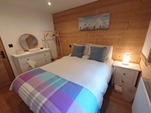 2 bedrooms, iron/ironing board, travel cot, free WiFi