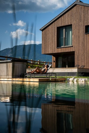 室内游泳池,季节性开放的室外游泳池,07:00 至 22:00 开放, 池畔遮阳伞, 日光浴躺椅. ADEA生活套房