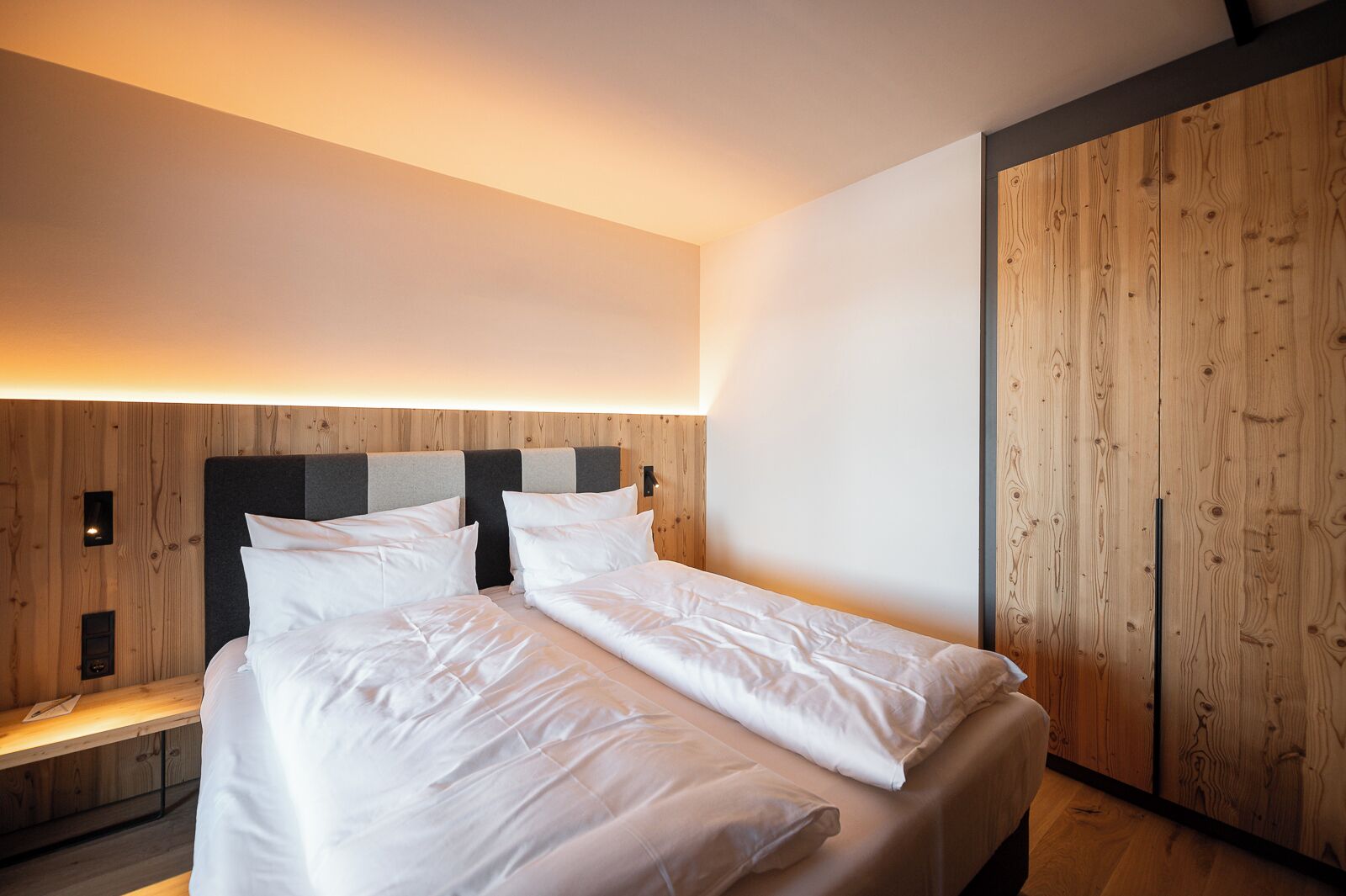 Ropa de cama hipoalergénica y caja de seguridad en la habitación 