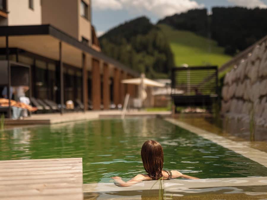 Sisäuima-allas, kauden mukainen ulkouima-allas, aurinkovarjoja