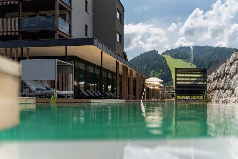 Piscina interna, piscina externa sazonal, guarda-sóis, espreguiçadeiras