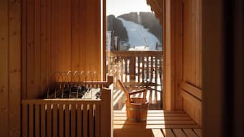 Suite, sauna, vista montagna | 1 camera, biancheria da letto ipoallergenica, una cassaforte in camera