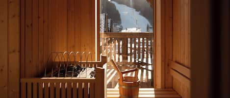 Suite, sauna, vistes a la muntanya | 1 dormitori, roba de llit hipoal·lergògena i caixa forta a l'habitació