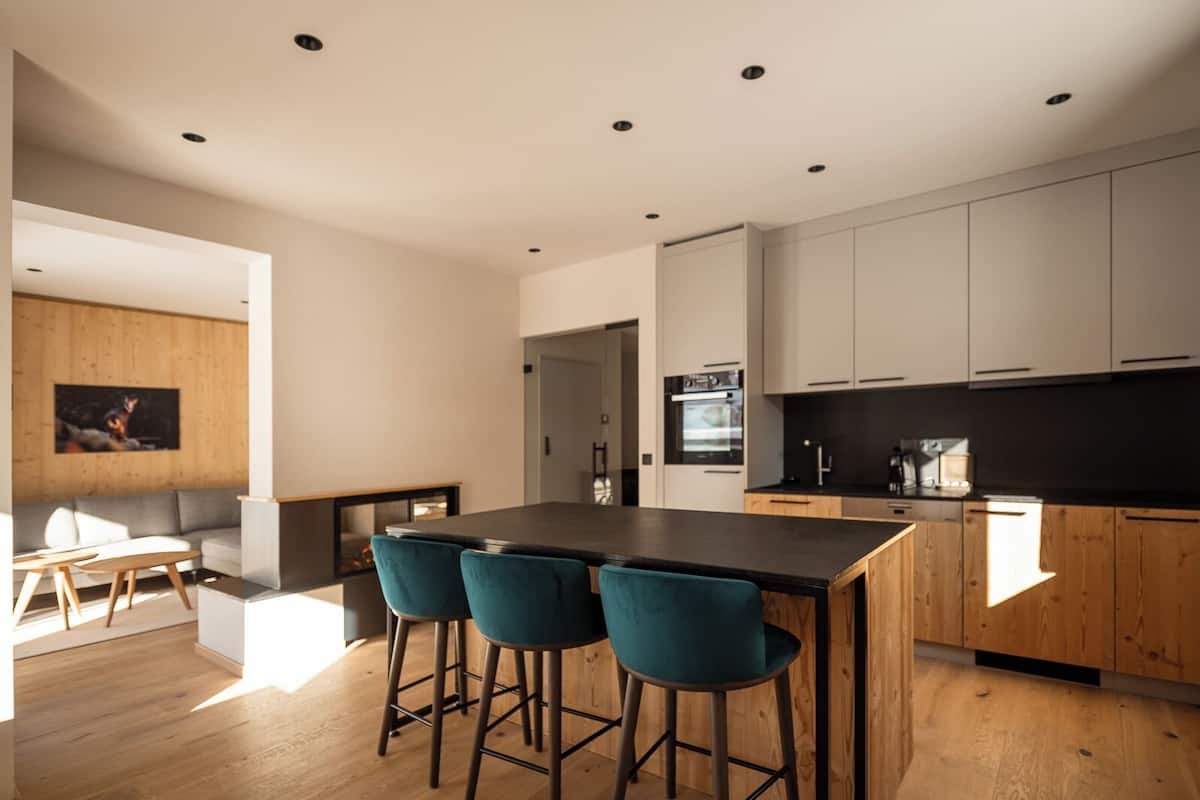 Chalet, 3 habitaciones, sauna, vistas a la montaña | Zona de estar | Smart TV de 55 pulgadas con canales digitales