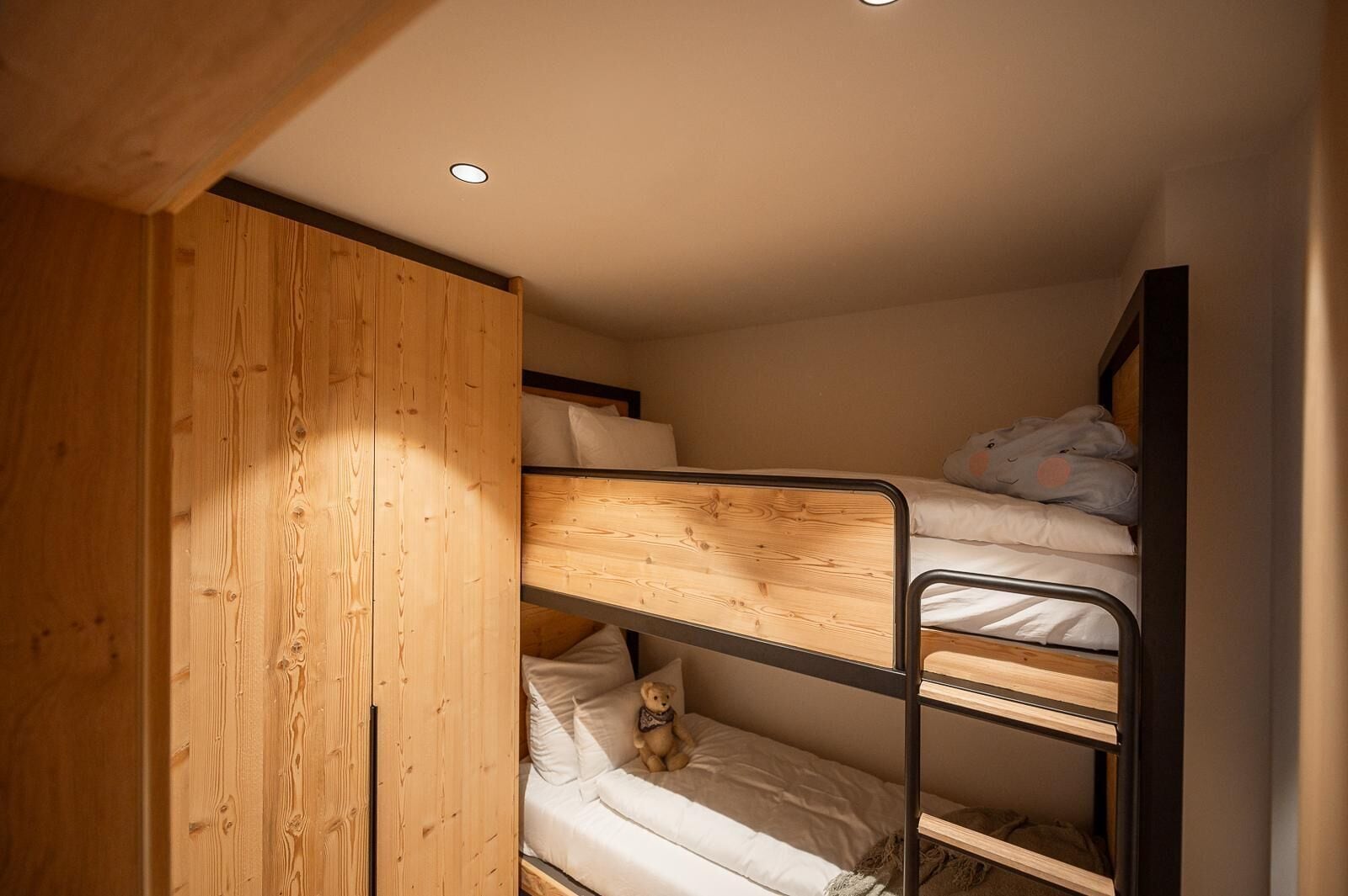 Hypoallergeen beddengoed, een kluis op de kamer, een laptopwerkplek