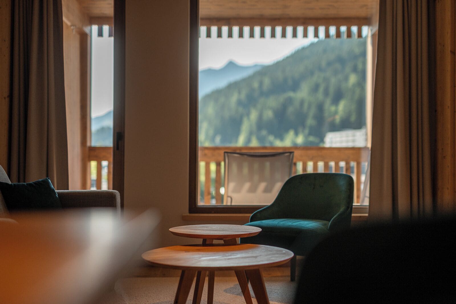 Ropa de cama hipoalergénica y caja de seguridad en la habitación 